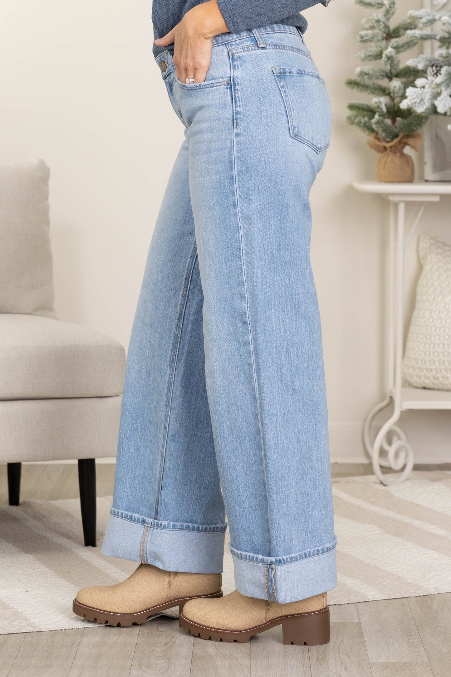 Vervet Low Rise Light Wash Cuffed Baggy Wide Jeans